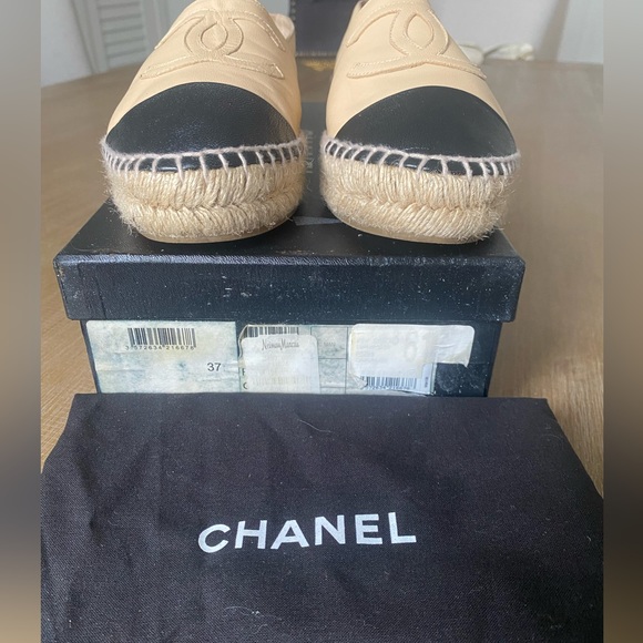 CHANEL
Interlocking CC Logo Leather Espadrilles - Picture 3 of 15